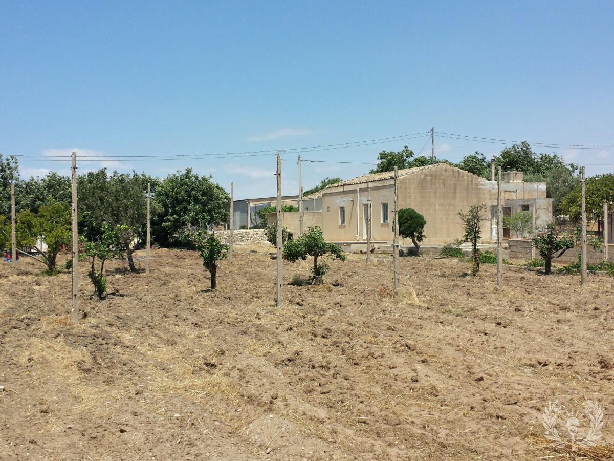Sea view rustic house to renovate with land in Scicli