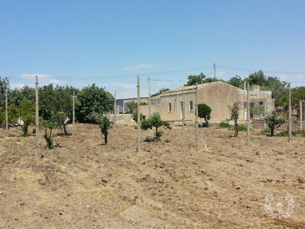 Sea view rustic house to renovate with land in Scicli