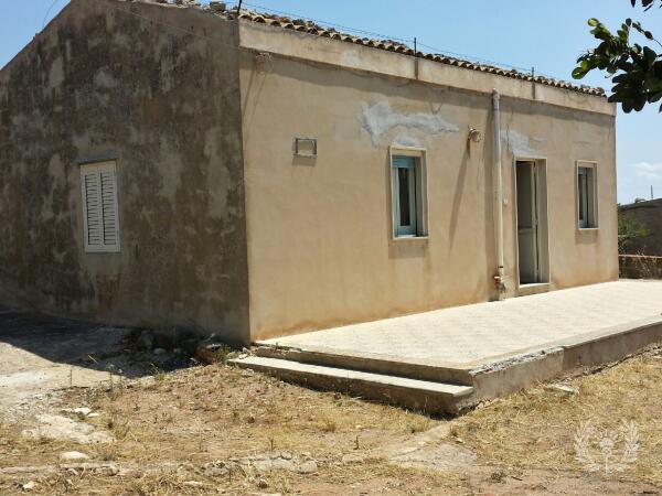 Sea view rustic house to renovate with land in Scicli 2