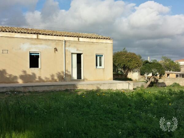 Sea view rustic house to renovate with land in Scicli 3