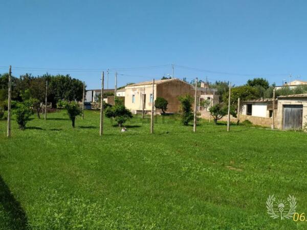 Sea view rustic house to renovate with land in Scicli 5